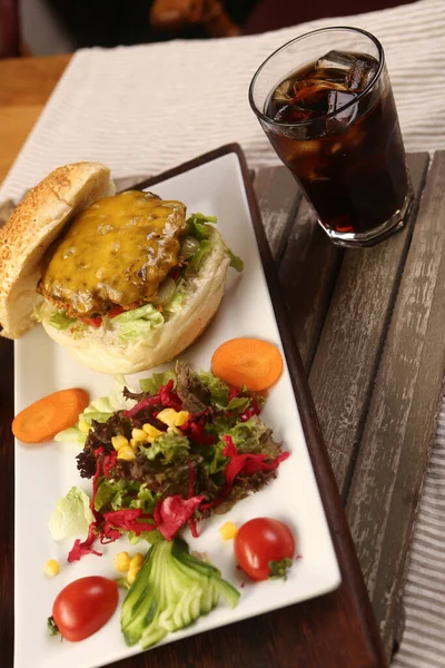 Hambúrguer Caseiro Com Legumes Frescos — Fotografia de Stock