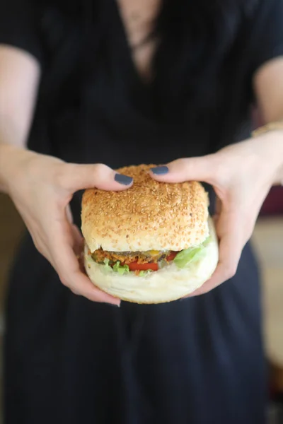 Hausgemachter Hamburger Mit Frischem Gemüse — Stockfoto