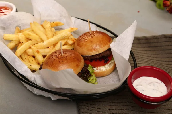 Házi Hamburger Friss Zöldségekkel — Stock Fotó