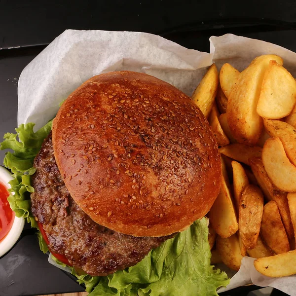 Hamburguesa Casera Con Verduras Frescas — Foto de Stock