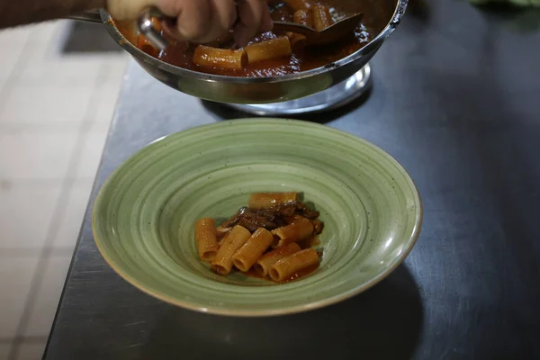 Panela Com Macarrão Fogão Cozinha — Fotografia de Stock