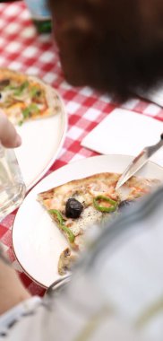 Lezzetli karışık İtalyan pizzası.