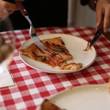 Lezzetli karışık İtalyan pizzası.