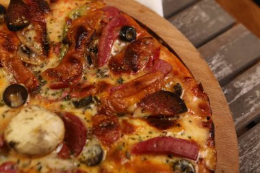 Lezzetli karışık İtalyan pizzası.