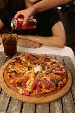 Lezzetli karışık İtalyan pizzası.