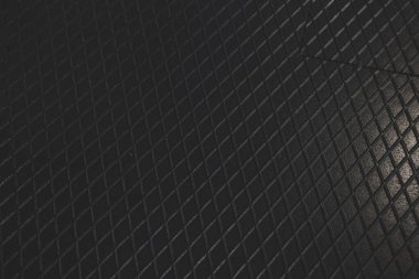 Siyah metal desenli çelik arka plan. Delinmiş metal levha.