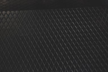Siyah metal desenli çelik arka plan. Delinmiş metal levha.