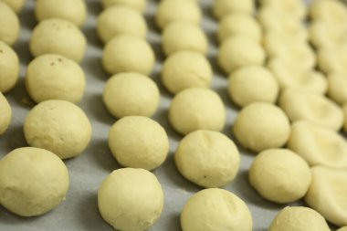 Bir grup çeşit kurabiye. Çikolata parçacıklı, yulaflı, kuru üzümlü, beyaz çikolatalı.