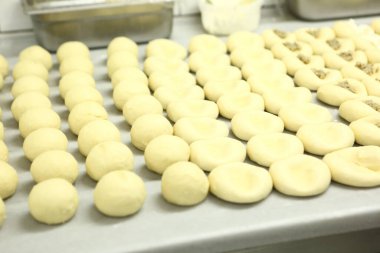 Bir grup çeşit kurabiye. Çikolata parçacıklı, yulaflı, kuru üzümlü, beyaz çikolatalı.