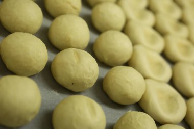 Bir grup çeşit kurabiye. Çikolata parçacıklı, yulaflı, kuru üzümlü, beyaz çikolatalı.