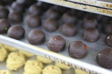 Bir grup çeşit kurabiye. Çikolata parçacıklı, yulaflı, kuru üzümlü, beyaz çikolatalı.