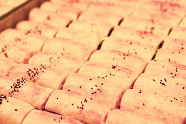 Bir grup çeşit kurabiye. Çikolata parçacıklı, yulaflı, kuru üzümlü, beyaz çikolatalı.