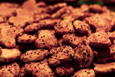 Bir grup çeşit kurabiye. Çikolata parçacıklı, yulaflı, kuru üzümlü, beyaz çikolatalı.