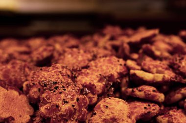 Bir grup çeşit kurabiye. Çikolata parçacıklı, yulaflı, kuru üzümlü, beyaz çikolatalı.