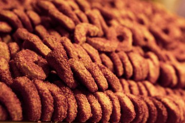 Bir grup çeşit kurabiye. Çikolata parçacıklı, yulaflı, kuru üzümlü, beyaz çikolatalı.