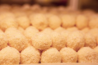 Bir grup çeşit kurabiye. Çikolata parçacıklı, yulaflı, kuru üzümlü, beyaz çikolatalı.