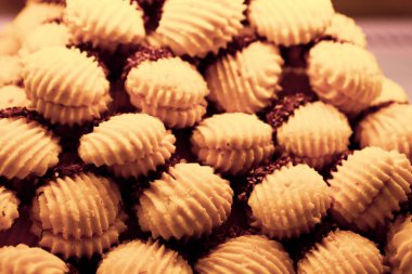 Bir grup çeşit kurabiye. Çikolata parçacıklı, yulaflı, kuru üzümlü, beyaz çikolatalı.