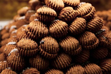 Bir grup çeşit kurabiye. Çikolata parçacıklı, yulaflı, kuru üzümlü, beyaz çikolatalı.