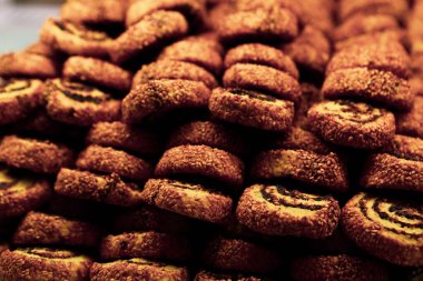 Bir grup çeşit kurabiye. Çikolata parçacıklı, yulaflı, kuru üzümlü, beyaz çikolatalı.