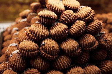 Bir grup çeşit kurabiye. Çikolata parçacıklı, yulaflı, kuru üzümlü, beyaz çikolatalı.