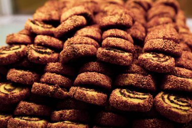 Bir grup çeşit kurabiye. Çikolata parçacıklı, yulaflı, kuru üzümlü, beyaz çikolatalı.