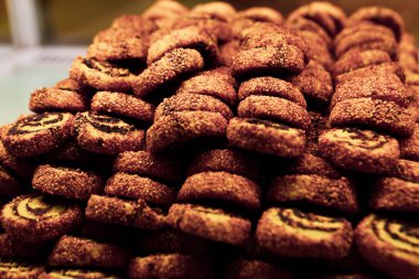 Bir grup çeşit kurabiye. Çikolata parçacıklı, yulaflı, kuru üzümlü, beyaz çikolatalı.