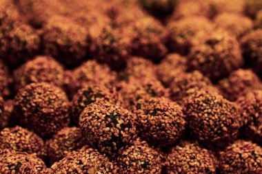 Bir grup çeşit kurabiye. Çikolata parçacıklı, yulaflı, kuru üzümlü, beyaz çikolatalı.