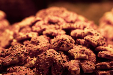 Bir grup çeşit kurabiye. Çikolata parçacıklı, yulaflı, kuru üzümlü, beyaz çikolatalı.