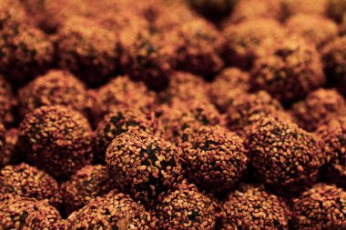 Bir grup çeşit kurabiye. Çikolata parçacıklı, yulaflı, kuru üzümlü, beyaz çikolatalı.