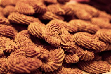 Bir grup çeşit kurabiye. Çikolata parçacıklı, yulaflı, kuru üzümlü, beyaz çikolatalı.