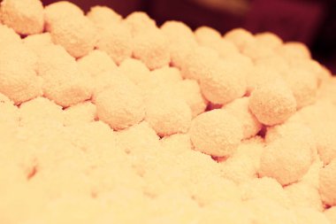 Bir grup çeşit kurabiye. Çikolata parçacıklı, yulaflı, kuru üzümlü, beyaz çikolatalı.