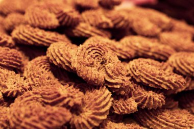 Bir grup çeşit kurabiye. Çikolata parçacıklı, yulaflı, kuru üzümlü, beyaz çikolatalı.