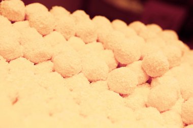 Bir grup çeşit kurabiye. Çikolata parçacıklı, yulaflı, kuru üzümlü, beyaz çikolatalı.