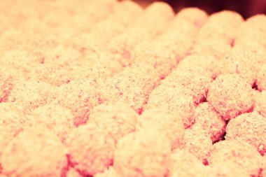 Bir grup çeşit kurabiye. Çikolata parçacıklı, yulaflı, kuru üzümlü, beyaz çikolatalı.