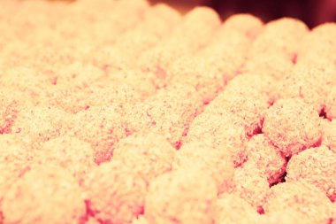 Bir grup çeşit kurabiye. Çikolata parçacıklı, yulaflı, kuru üzümlü, beyaz çikolatalı.