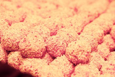 Bir grup çeşit kurabiye. Çikolata parçacıklı, yulaflı, kuru üzümlü, beyaz çikolatalı.