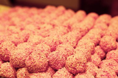 Bir grup çeşit kurabiye. Çikolata parçacıklı, yulaflı, kuru üzümlü, beyaz çikolatalı.