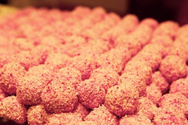 Bir grup çeşit kurabiye. Çikolata parçacıklı, yulaflı, kuru üzümlü, beyaz çikolatalı.