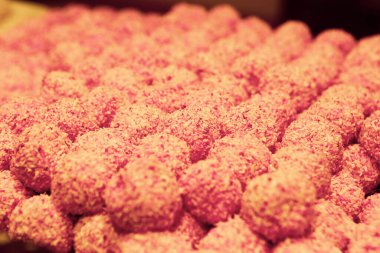 Bir grup çeşit kurabiye. Çikolata parçacıklı, yulaflı, kuru üzümlü, beyaz çikolatalı.