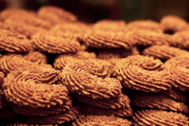 Bir grup çeşit kurabiye. Çikolata parçacıklı, yulaflı, kuru üzümlü, beyaz çikolatalı.