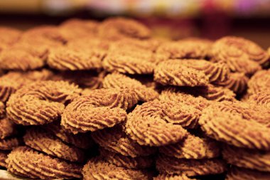 Bir grup çeşit kurabiye. Çikolata parçacıklı, yulaflı, kuru üzümlü, beyaz çikolatalı.