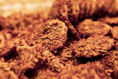 Bir grup çeşit kurabiye. Çikolata parçacıklı, yulaflı, kuru üzümlü, beyaz çikolatalı.