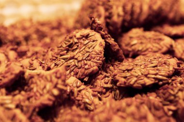 Bir grup çeşit kurabiye. Çikolata parçacıklı, yulaflı, kuru üzümlü, beyaz çikolatalı.