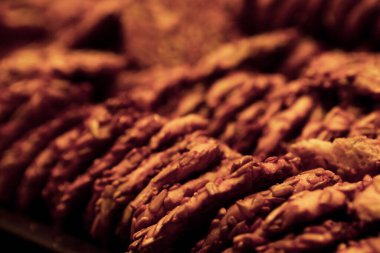 Bir grup çeşit kurabiye. Çikolata parçacıklı, yulaflı, kuru üzümlü, beyaz çikolatalı.