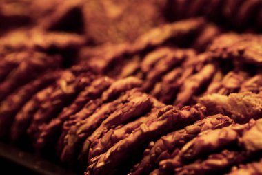 Bir grup çeşit kurabiye. Çikolata parçacıklı, yulaflı, kuru üzümlü, beyaz çikolatalı.