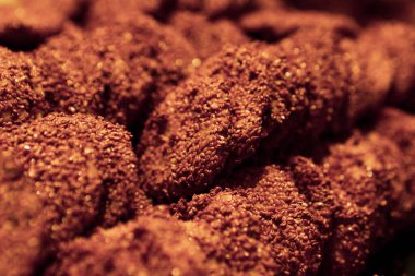 Bir grup çeşit kurabiye. Çikolata parçacıklı, yulaflı, kuru üzümlü, beyaz çikolatalı.