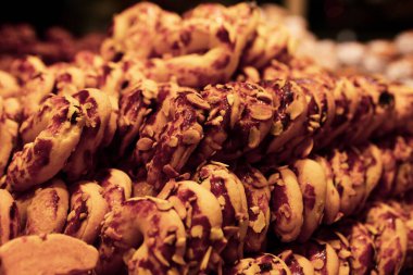 Bir grup çeşit kurabiye. Çikolata parçacıklı, yulaflı, kuru üzümlü, beyaz çikolatalı.