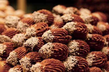 Bir grup çeşit kurabiye. Çikolata parçacıklı, yulaflı, kuru üzümlü, beyaz çikolatalı.