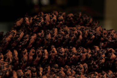 Bir grup çeşit kurabiye. Çikolata parçacıklı, yulaflı, kuru üzümlü, beyaz çikolatalı.