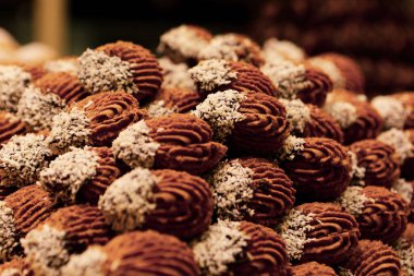 Bir grup çeşit kurabiye. Çikolata parçacıklı, yulaflı, kuru üzümlü, beyaz çikolatalı.